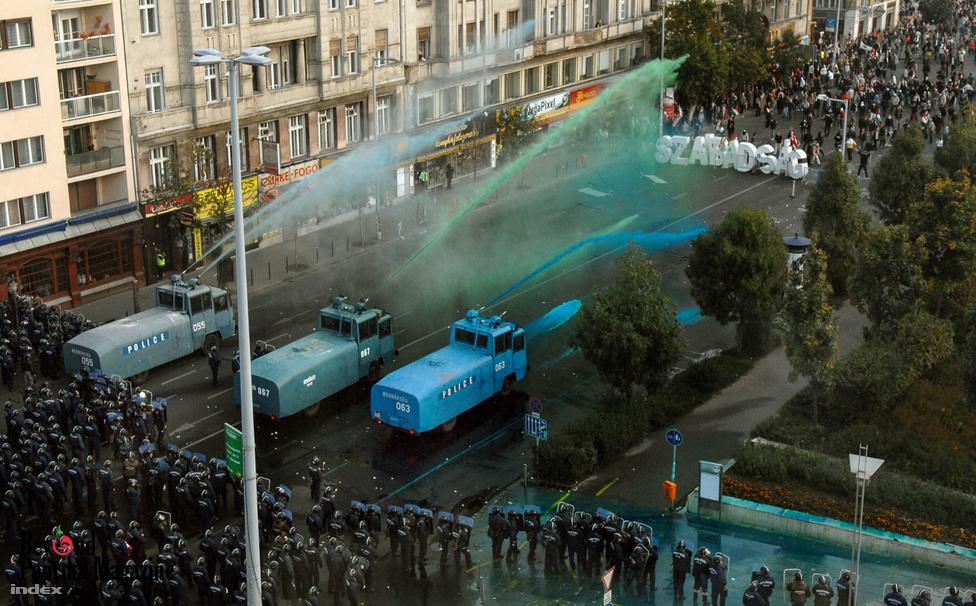 Photo: Béla Szandelszky / AP - from the book Túlkapások [Excesses]